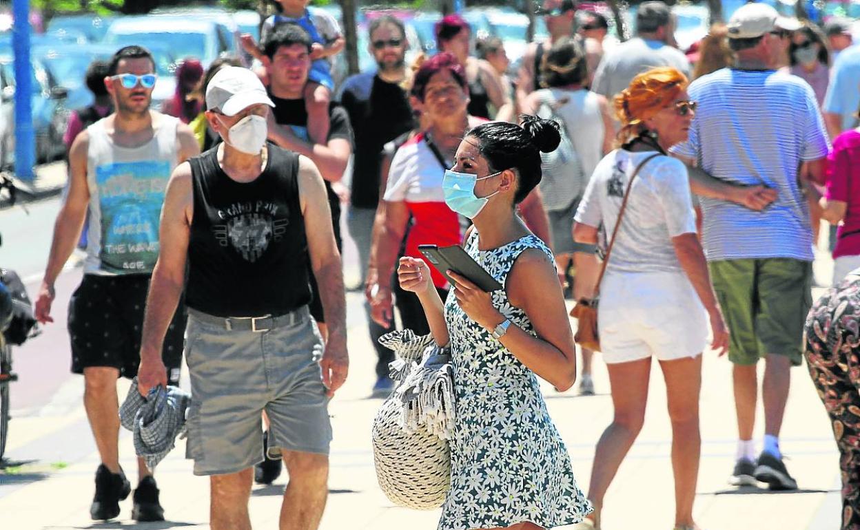 El paseo frente a la playa de Ereaga, muy concurrido tras la conclusión del confinamiento. 