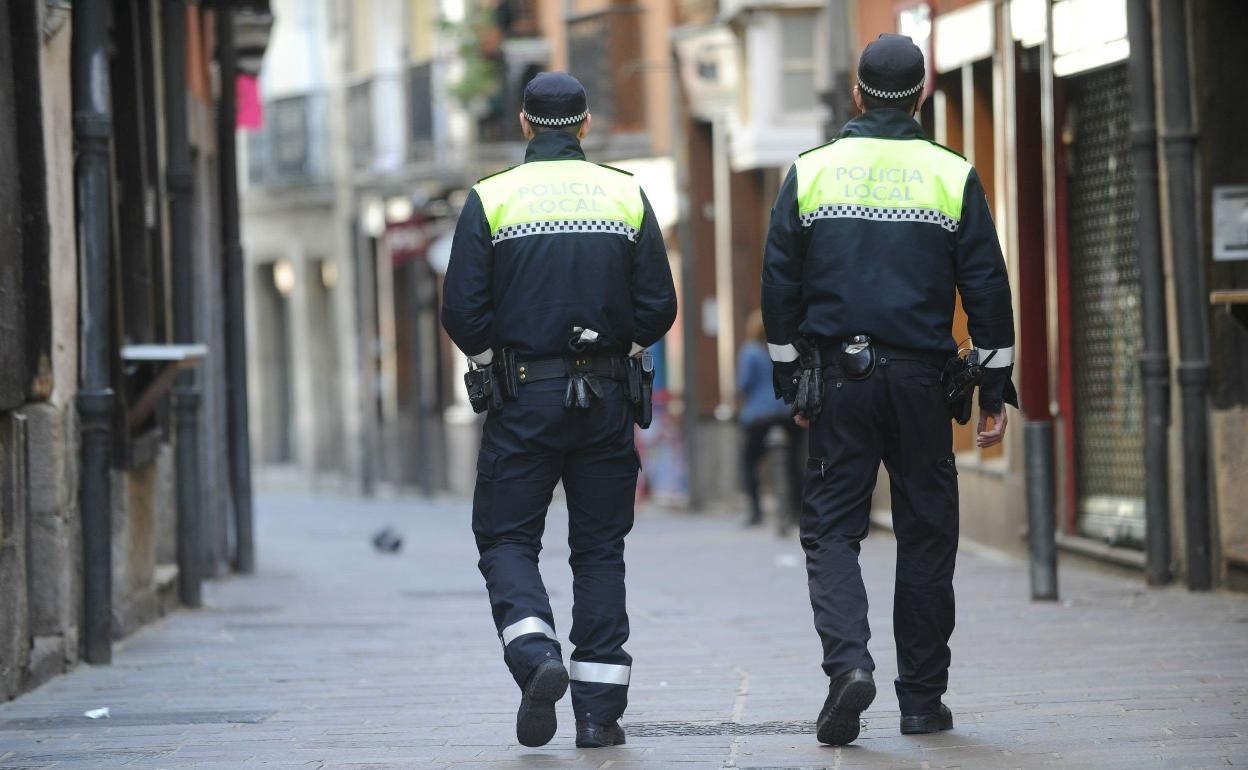 Agentes de la Policía Local patrullan por el Casco Viejo de Vitoria.