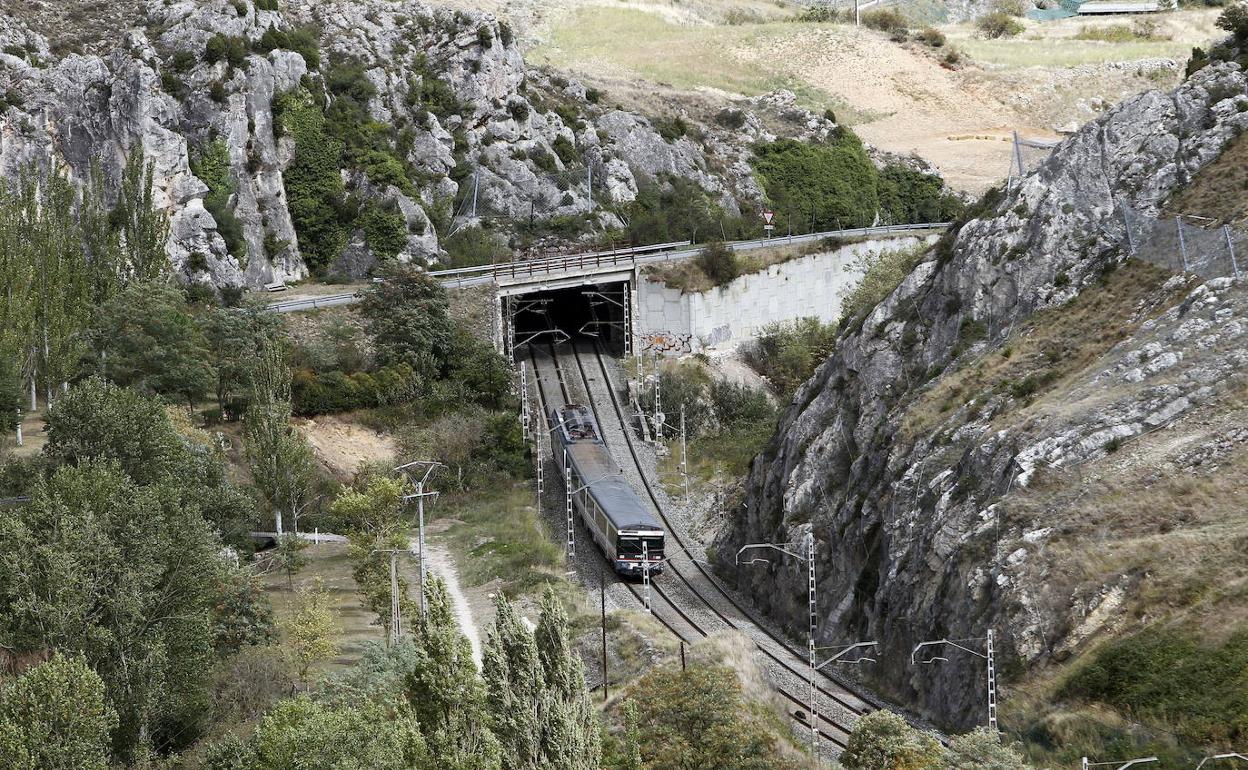 Un ferrocarril atraviesa el desfiladero de Pancorbo, uno de los enclaves por los que discurrirá el AVE entre Burgos y Vitoria. 