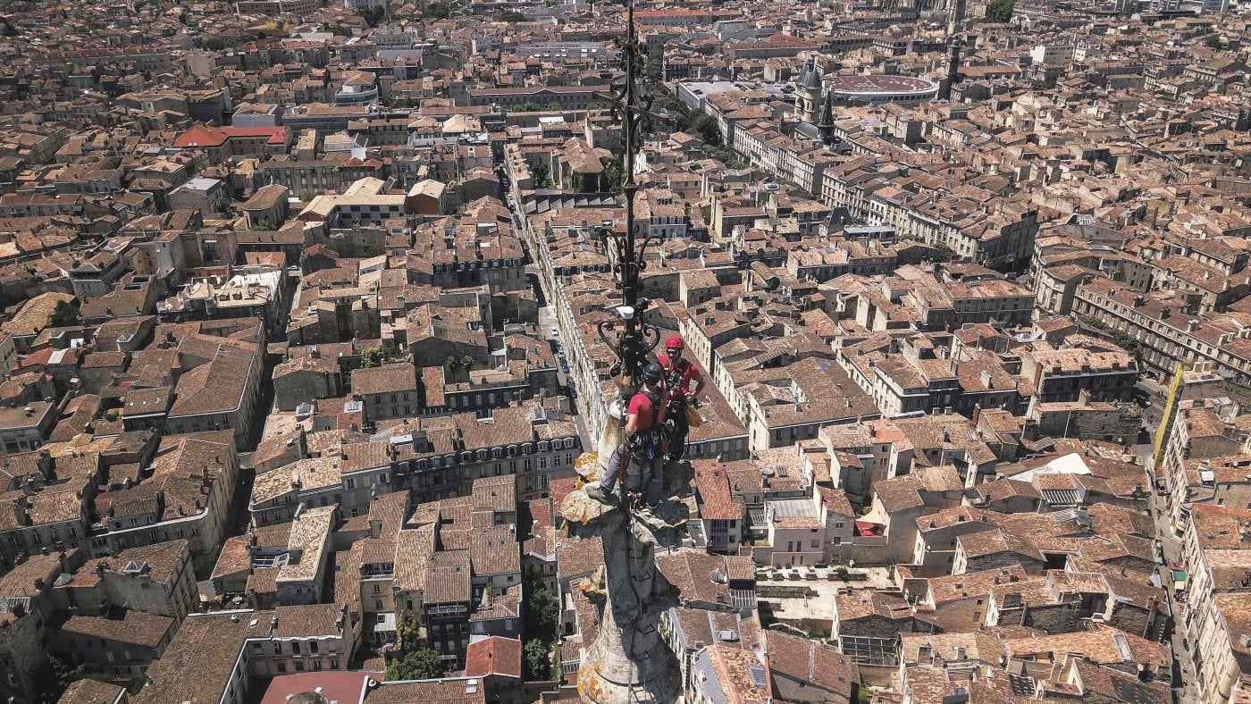 Los técnicos de acceso con cuerdas de la agencia "Adrenaline" inspeccionan la evolución de las fisuras en la flecha del campanario de la basílica de Saint Michel en Burdeos, suroeste de Francia,. - Los técnicos utilizan técnicas de escalada y espeleología para trabajar en ubicaciones de difícil acceso en estructuras que van desde sitios de construcción hasta edificios patrimoniales. 