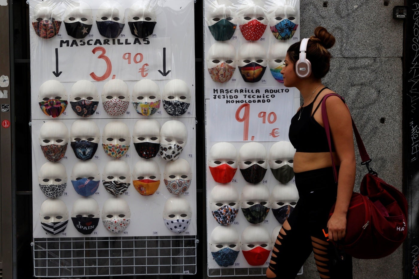 Vista de los precios y las modalidades de las mascarillas faciales como medida de prevención frente al coronavirus en una tienda del centro de Madrid .