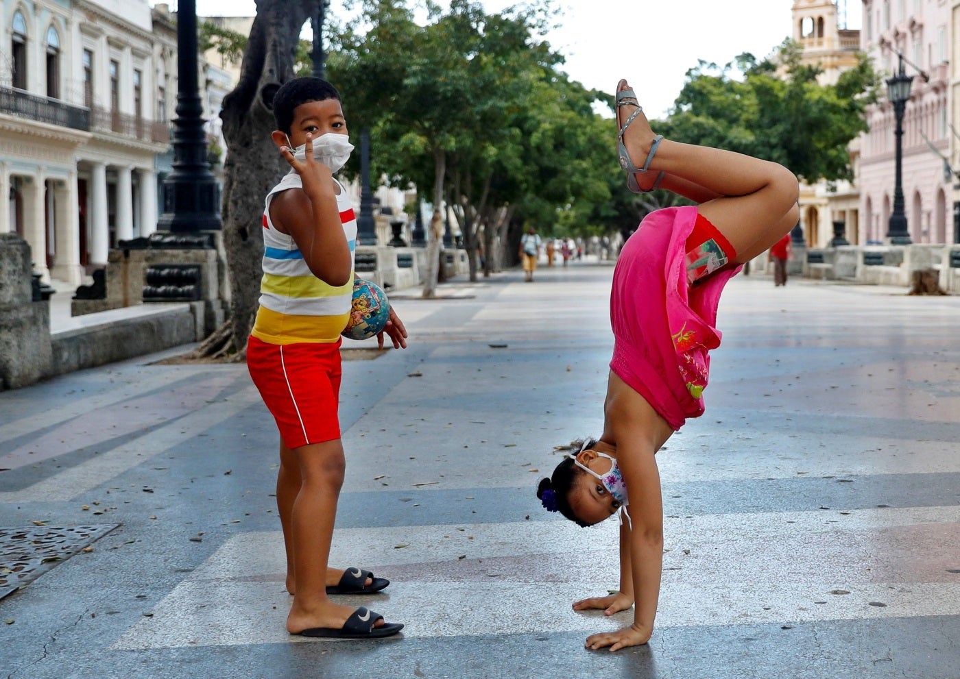 Dos niños juegan en el parque Paseo del Prado, en La Habana (Cuba). 