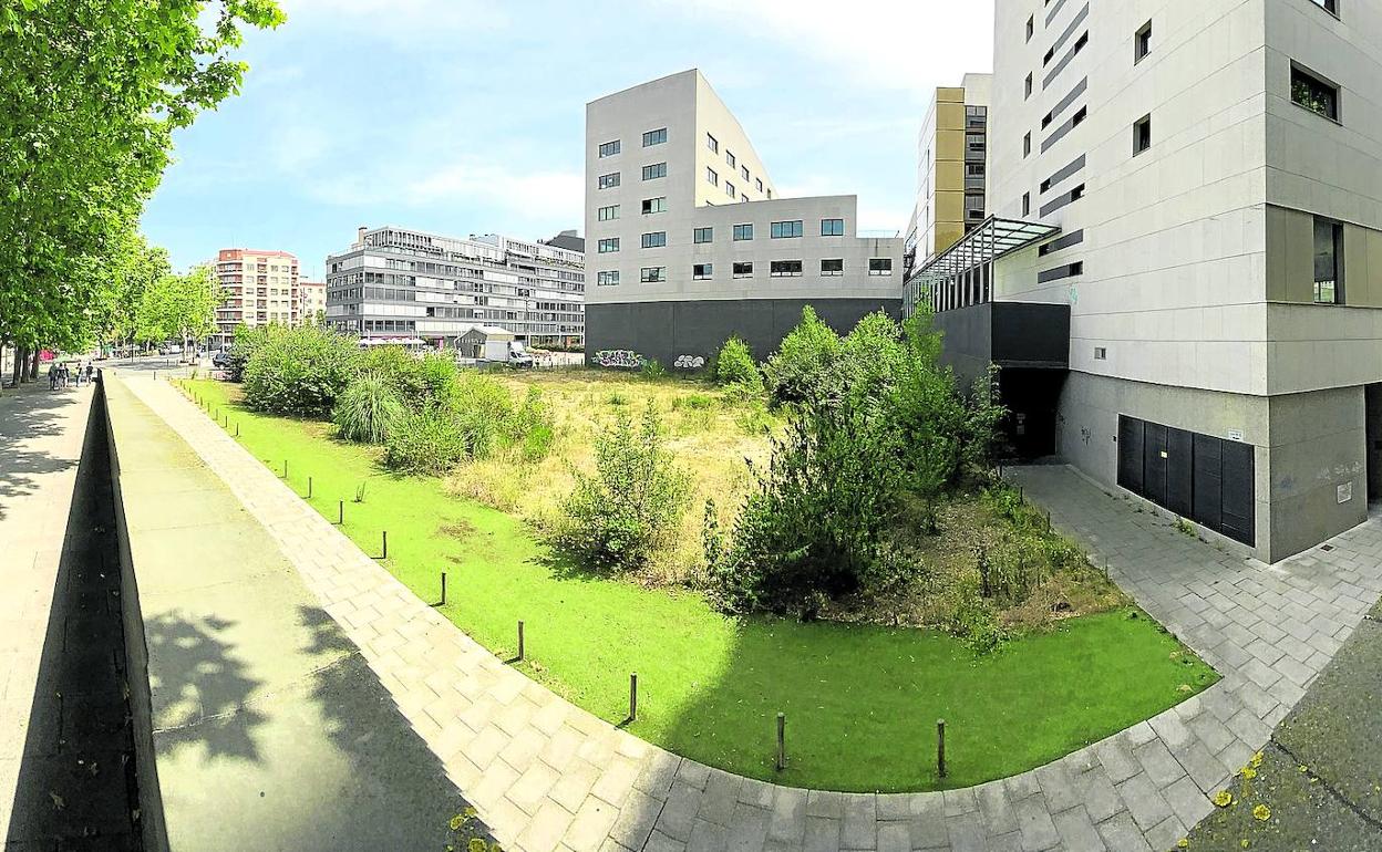 Vista de la parcela donde se levantará el apartahotel de nueve plantas y 180 estudios que colmatará la manzana del Iradier Arena. 