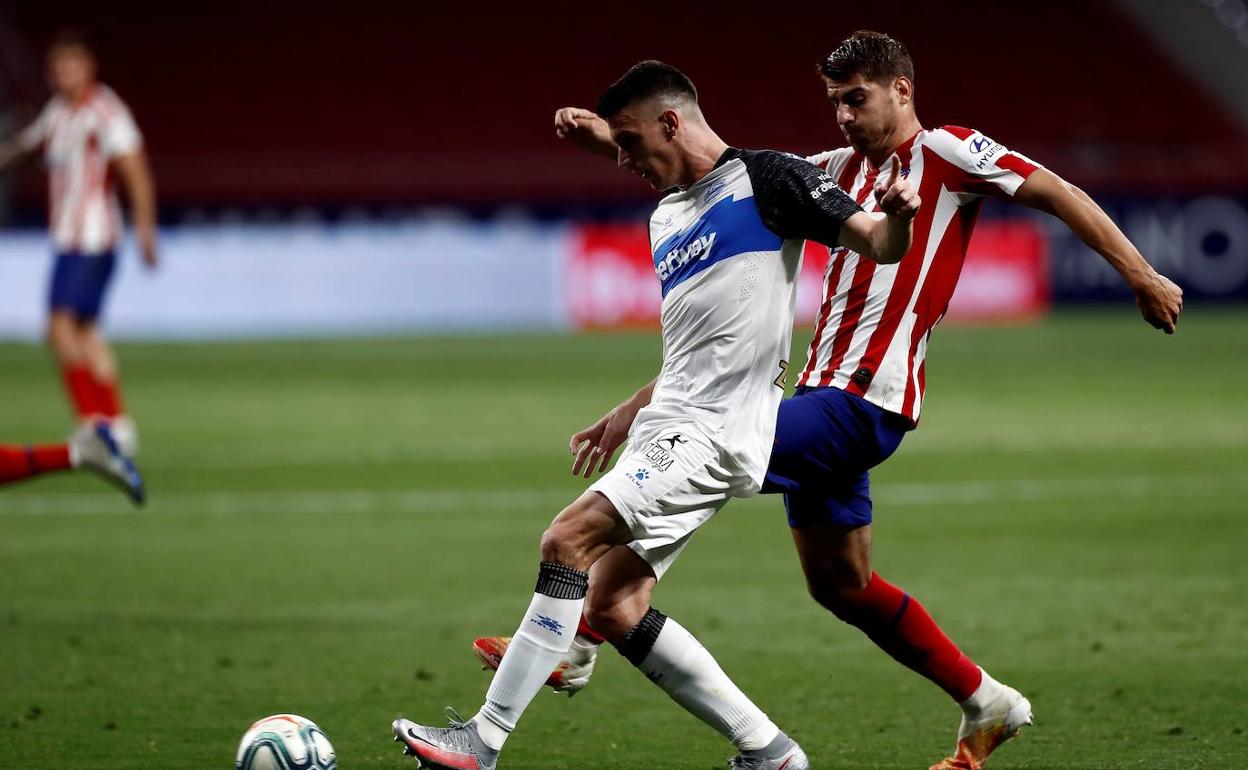 Marín intenta un pase ante Morata en el duelo frente al Atlético de Madrid.