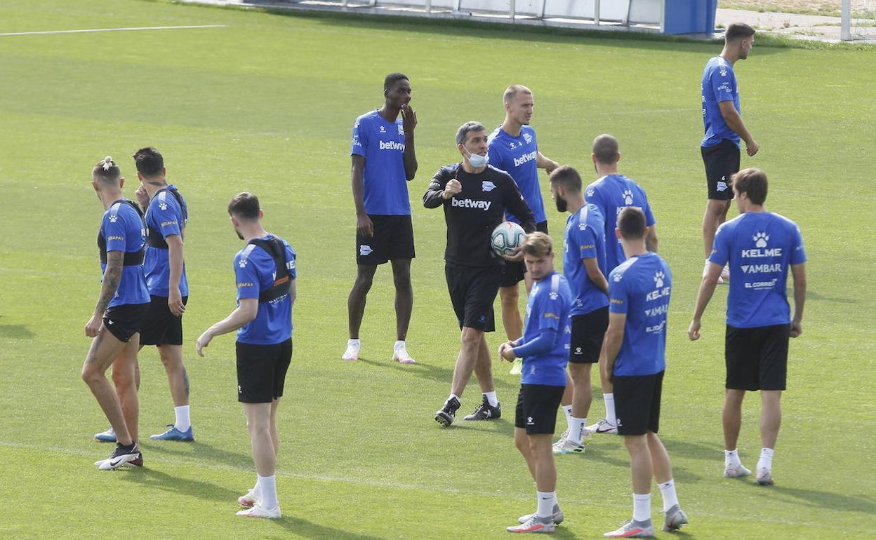 Muñiz da instrucciones en el entrenamiento previo al duelo ante el Madrid. 