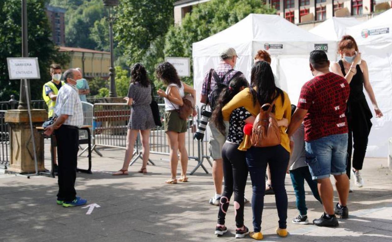 Vecinos de Ordizia a la espera de someterse a la prueba. 