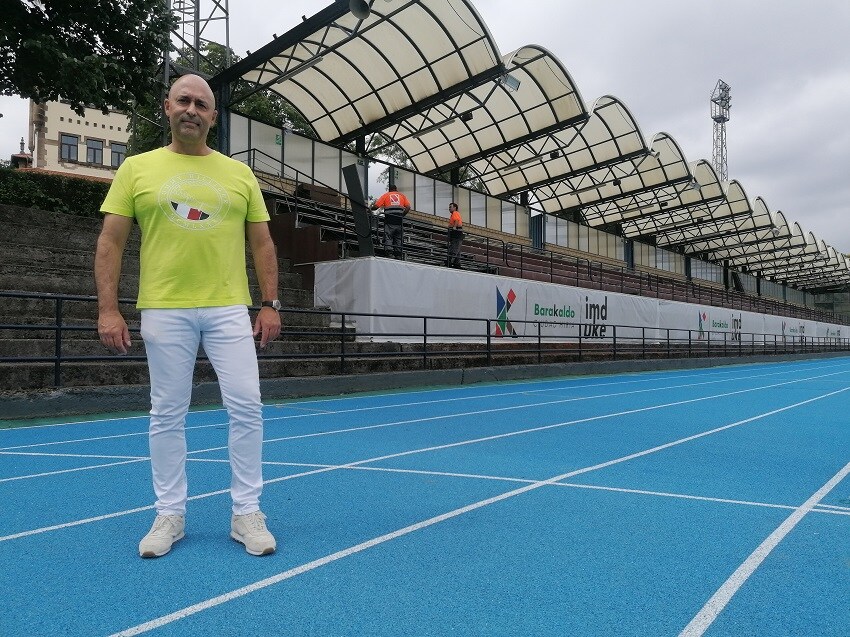 Iñigo Asensio, presidente de Barakaldo Kirolak, en las instalaciones reformadas. 