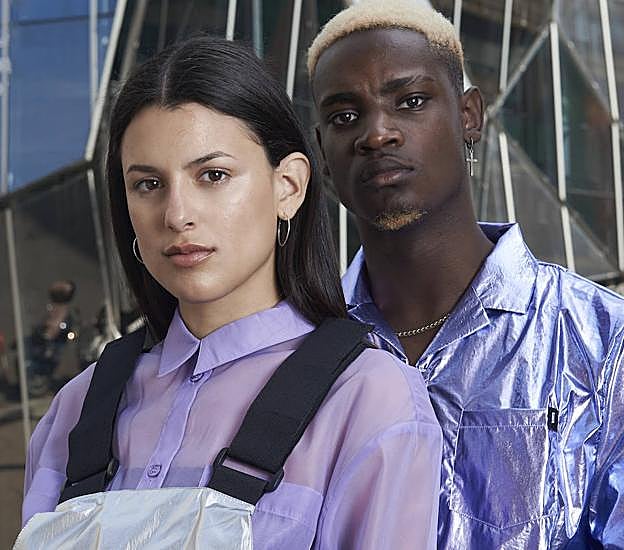 Dos modelos en una sesión de fotos en Bilbao.