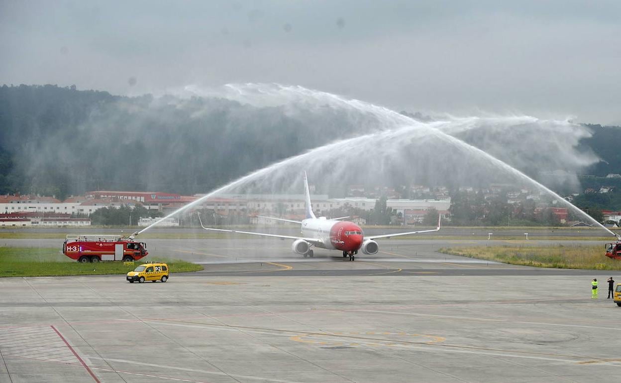 Momento del llamado «arco de agua» en la pista del aeropuerto de Loiu.