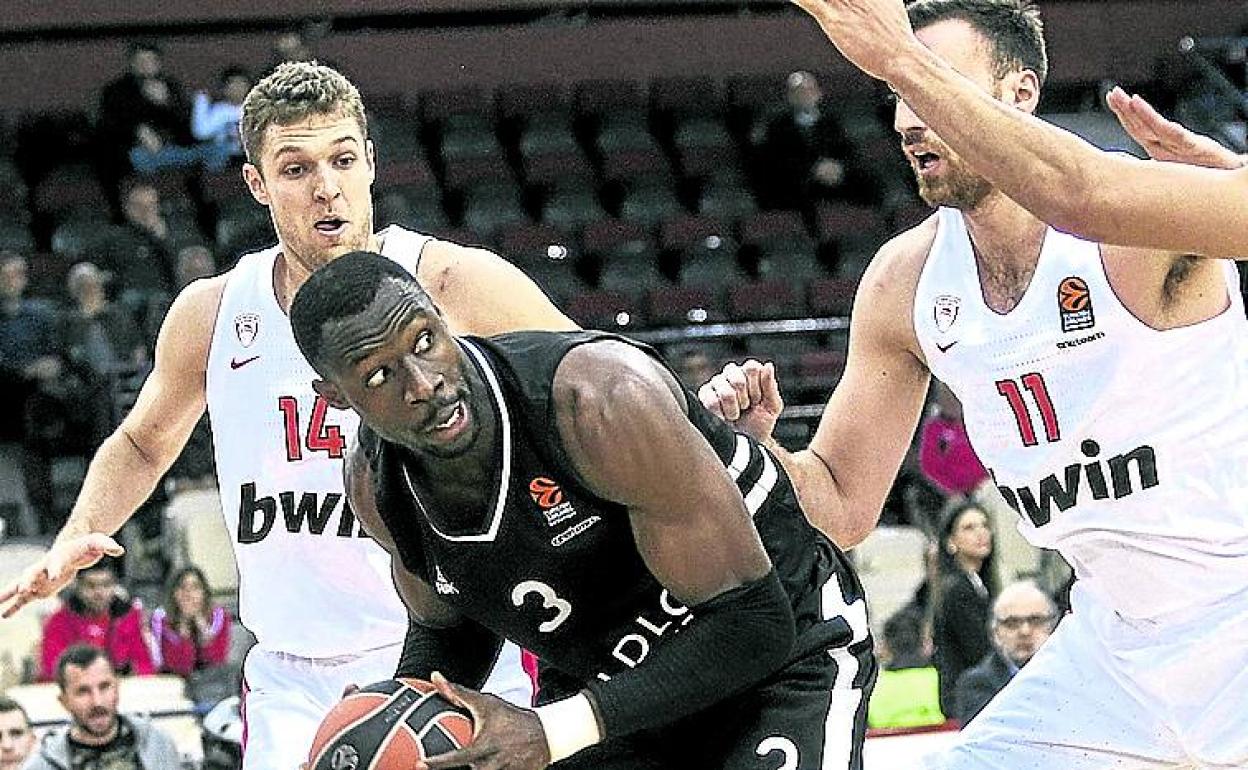 Jekiri retiene el balón dutante un duelo contra el Olympiacos. 