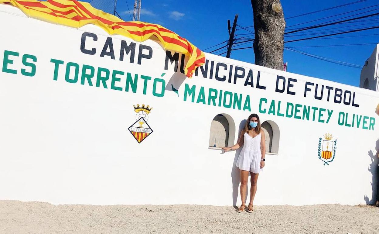 La jugadora del Barça Mariana Caldentey tras ser bautizado con su nombre el campo de su localidad. 