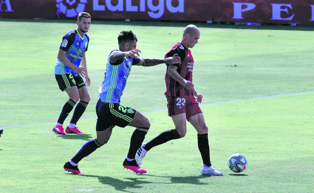 Guridi jugó ante el Almería el último partido con el Mirandés y mañana podría reaparecer.