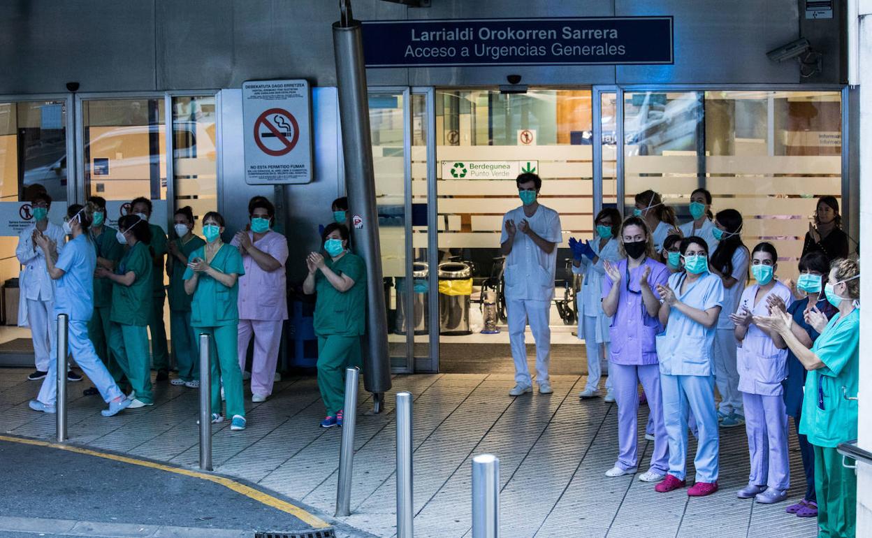 Sanitarios del hospital de Cruces aplauden durante el confinamiento.