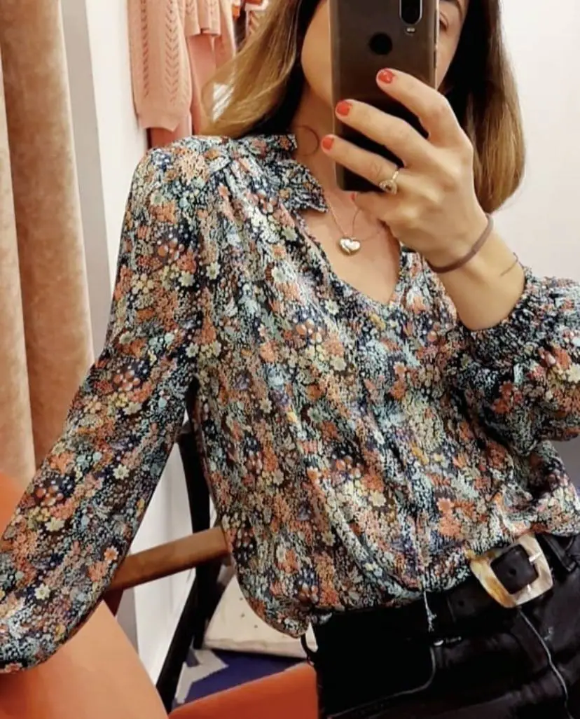 En la tienda bilbaína La Suite, ubicada en la calle Doctor Atxukarro, tienen debilidad por las blusas con estampado floral. Está cuesta 48,30 euros.