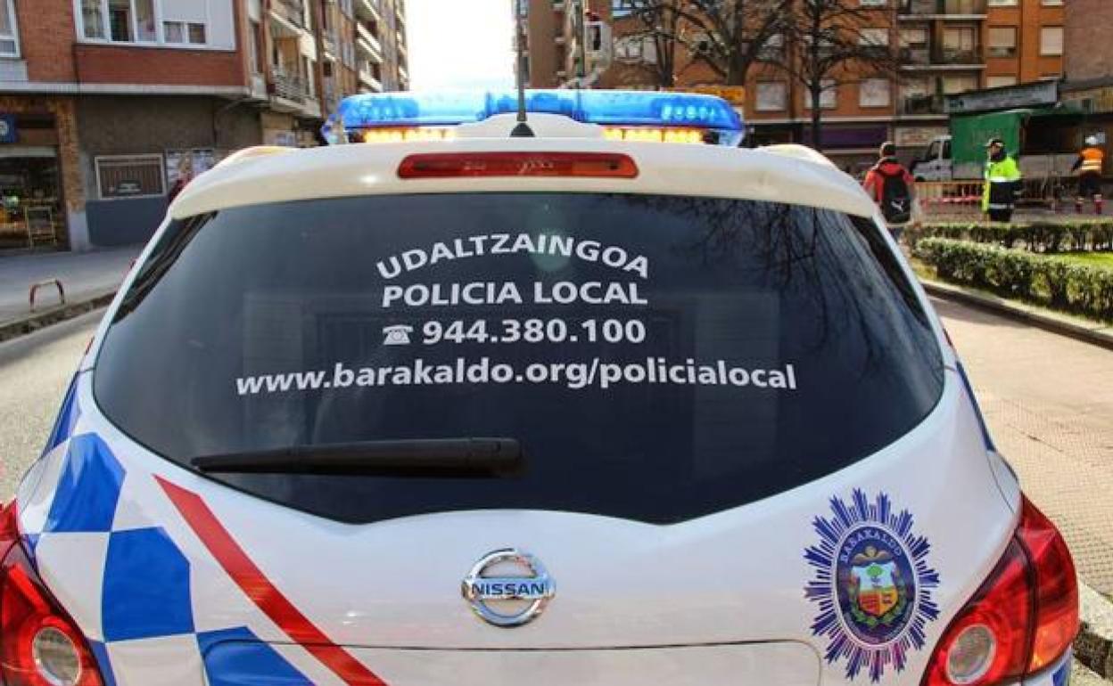 Un coche de la Policía Local de Barakaldo. 