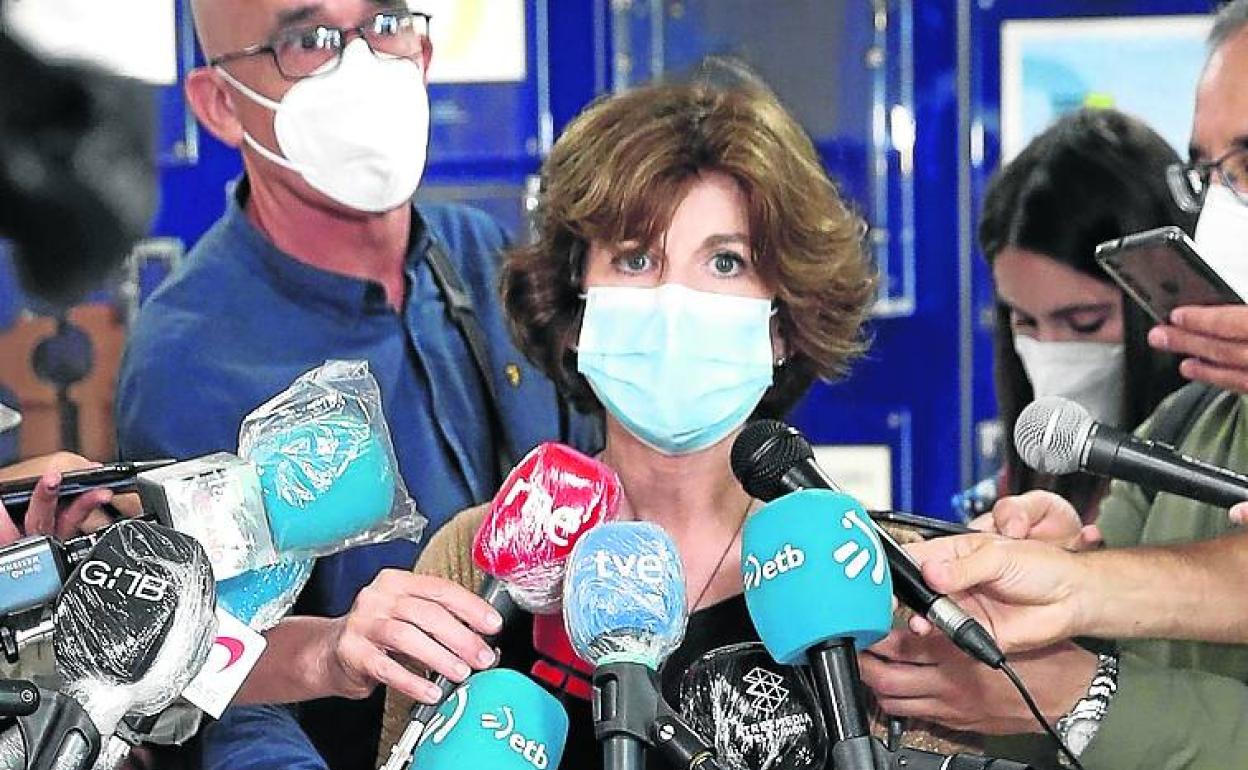 La consejera de Salud atendiendo a los medios de comunicación.