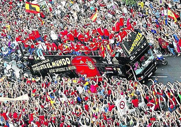 La afición se echó a la calle en Madrid para celebrar el título de campeones del mundo.