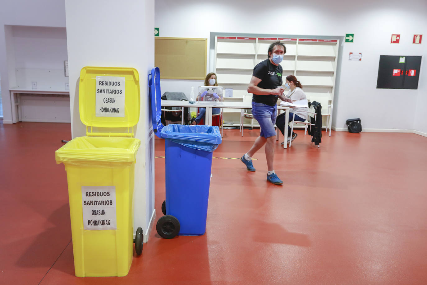 En los colegios electorales también se han colocado contenedores específicos para distintos residuos.