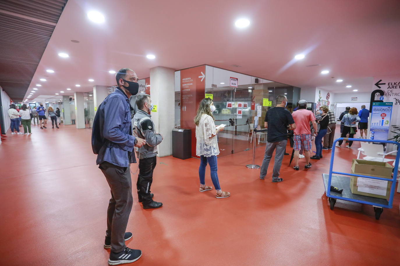 Filas para votar, manteniendo la distancia en el centro cívico Ibaiondo.