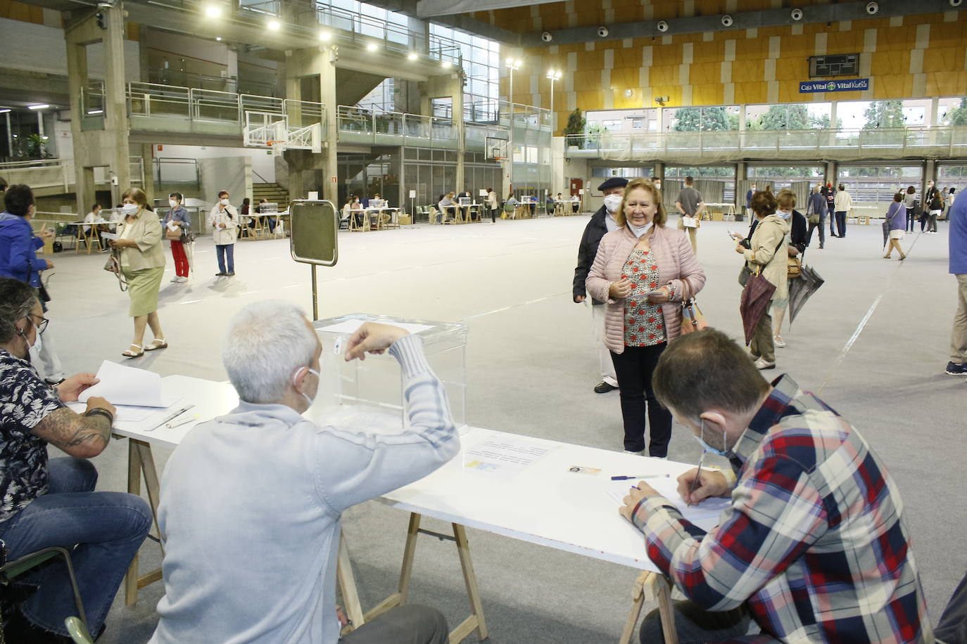 Votaciones en el centro cívico Hegoalde