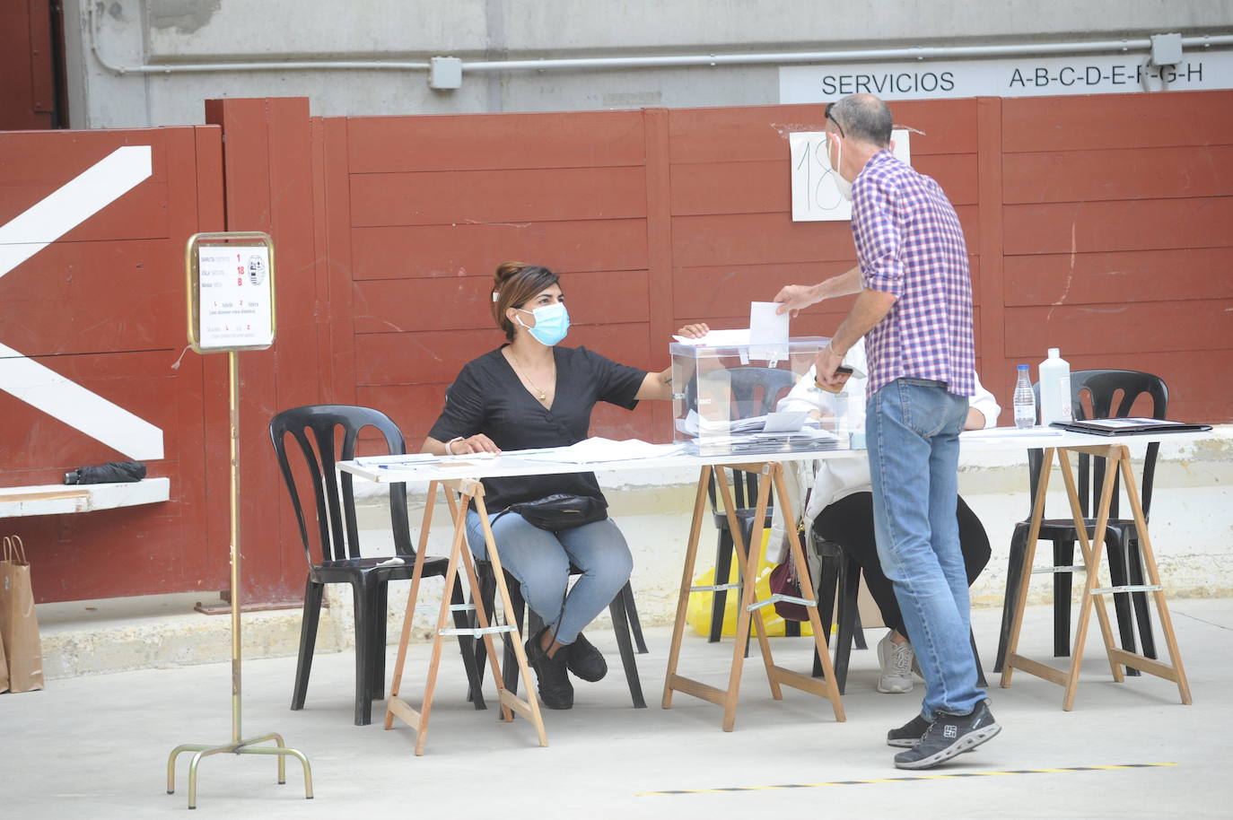 Votaciones en el Iradier Arena, convertido en colegio electoral.