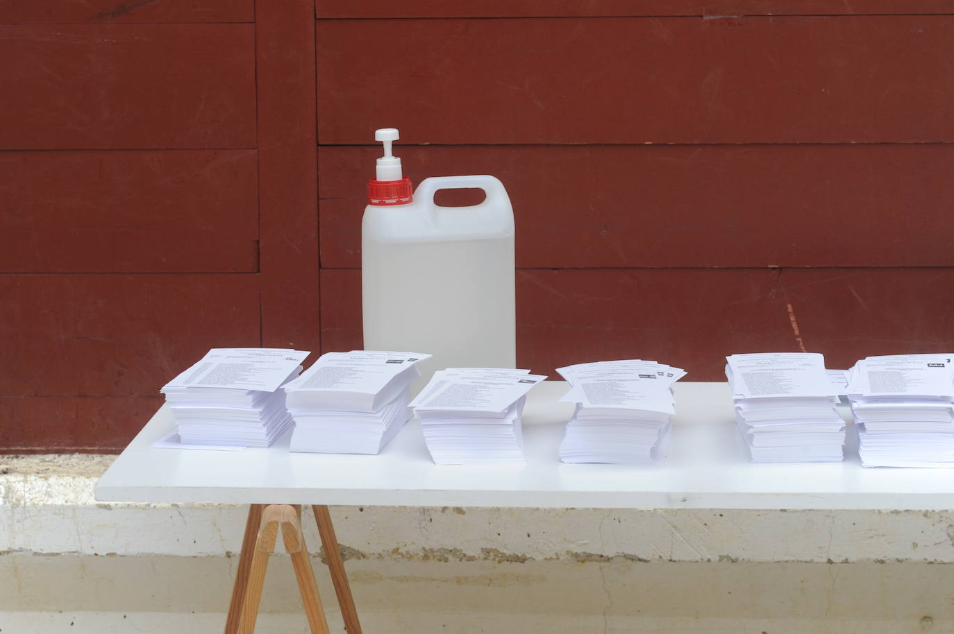 Papeletas e hidrogel comparten espacio en el Iradier Arena, convertido en colegio electoral.