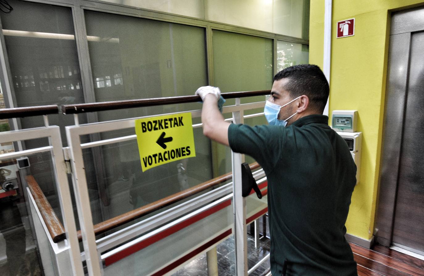 Un operario desinfecta una zona común del centro cívico Aldabe, en Vitoria.