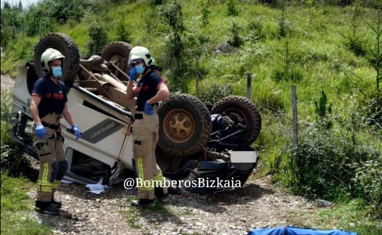 Los bomberos han trasladado el cuerpo por sus propios medios a una zona asfaltada.