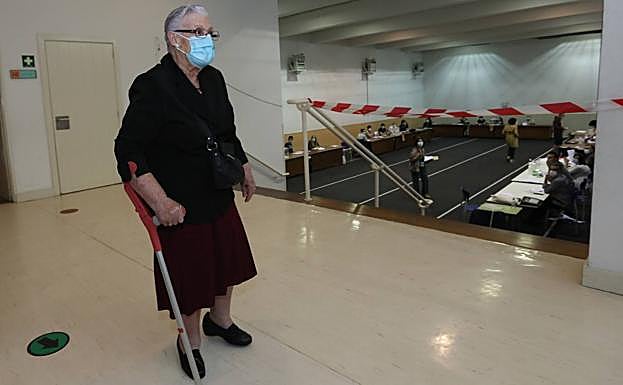 Custodia se dispone a votar en un colegio de Basauri.