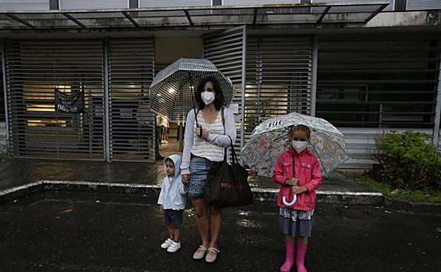 Elena ha acudido a votar con sus dos hijos a las ocho de la mañana.
