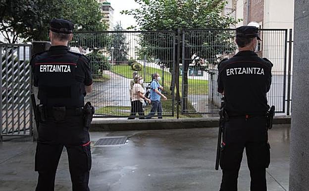 Agentes de la Ertzaintza, en un colegio electoral.
