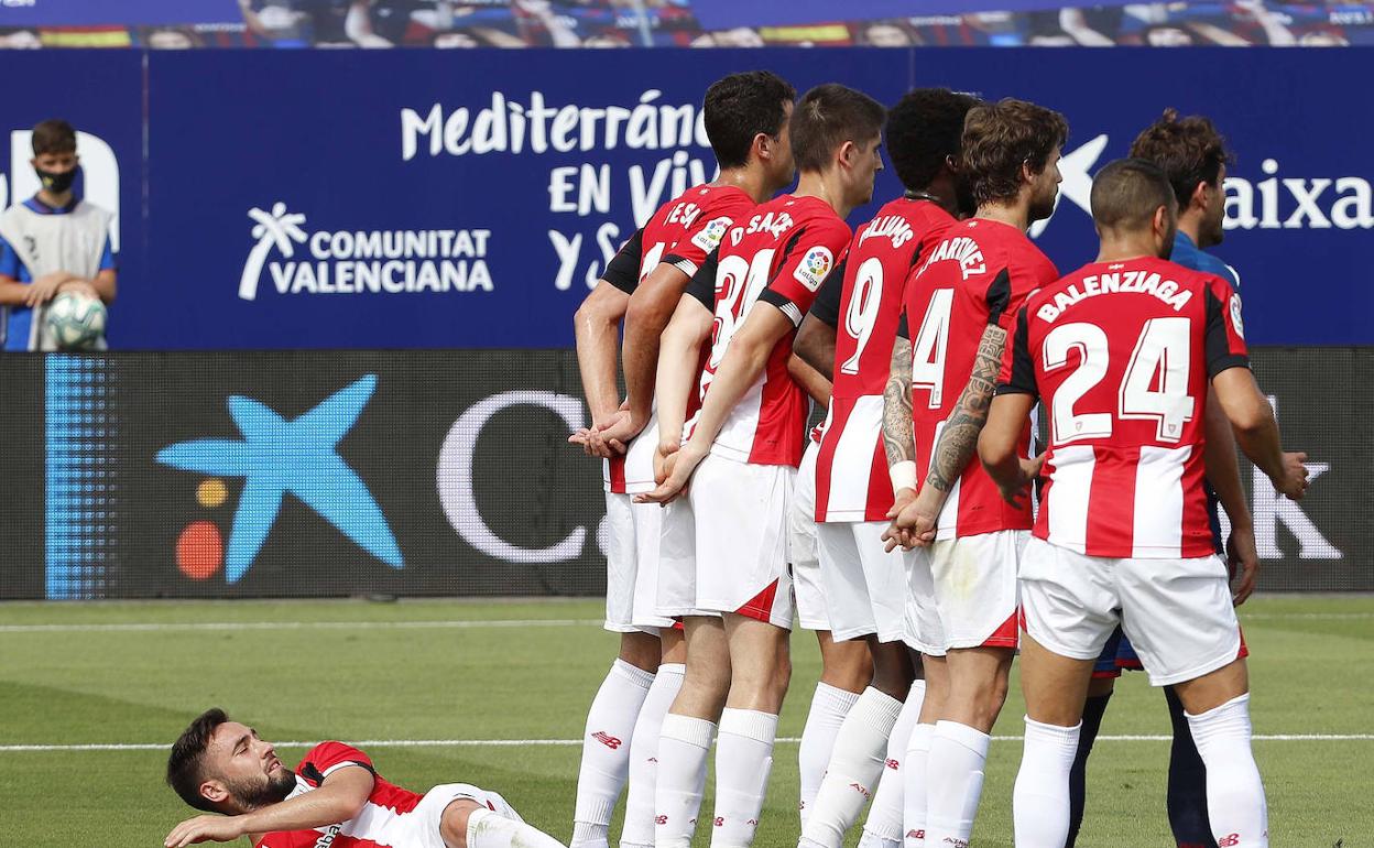 Iñigo Martínez, baja ante el Leganés por tarjetas