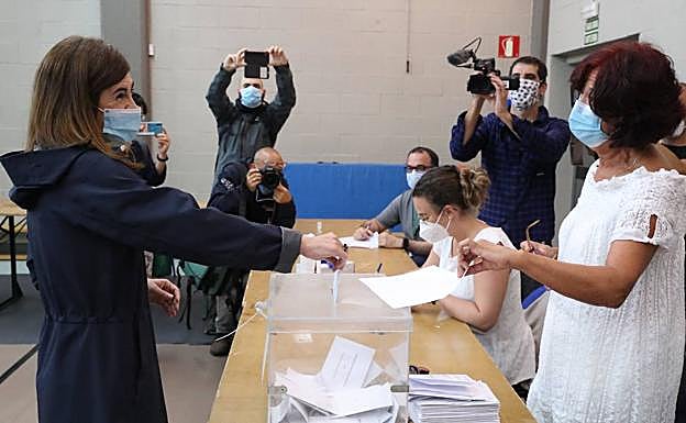 Miren Gorrotxategi deposita su voto en el colegio publico Zabalarra de Durango 