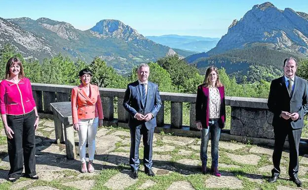 Los candidatos del PSE (Mendia), EH Bildu (Iriarte), PNV (Urkullu), Elkarrekin Podemos (Gorrotxategi) y PP-Cs (Iturgaiz), en el mirador del Santuario de Urkiola.