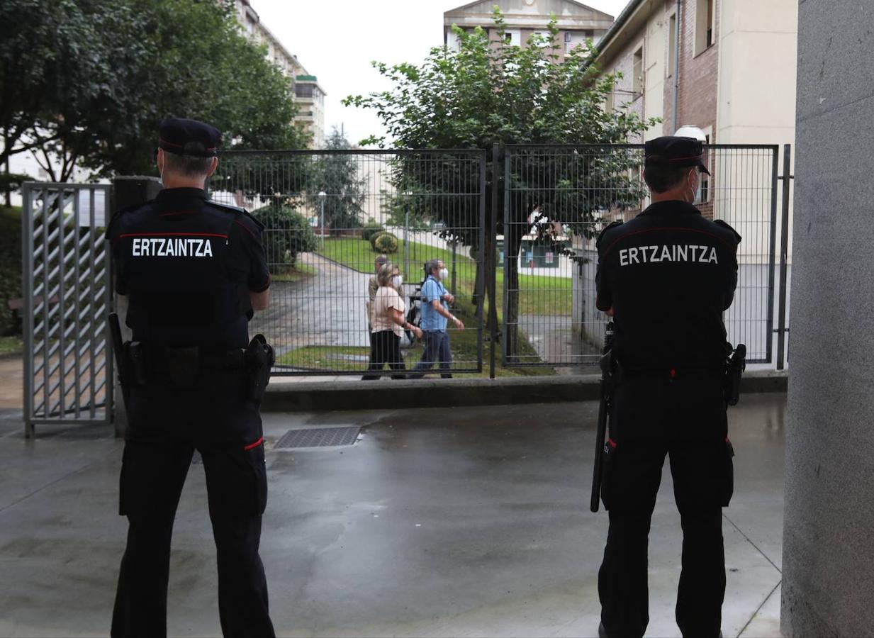 Agentes de la Ertzaintza vigilan la entrada de un colegio electoral. 