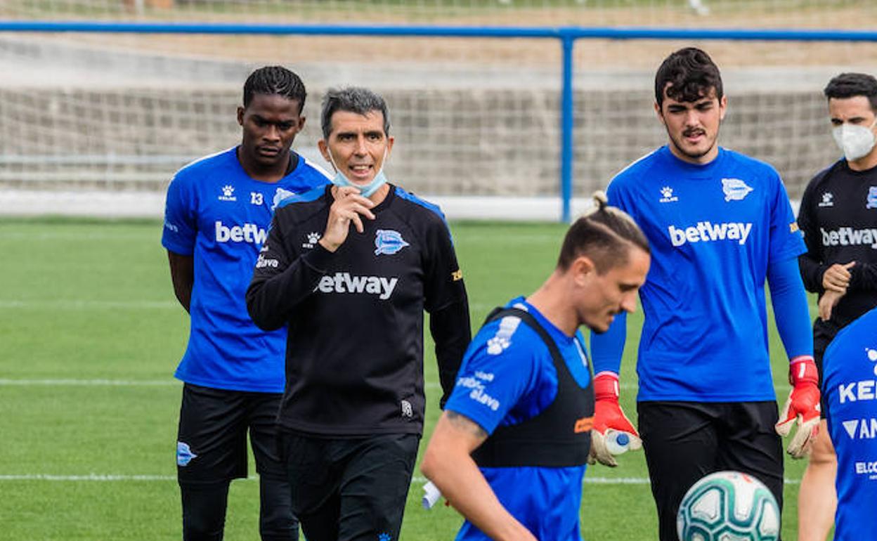 Muñiz da instrucciones a Fejsa en un entrenamiento.