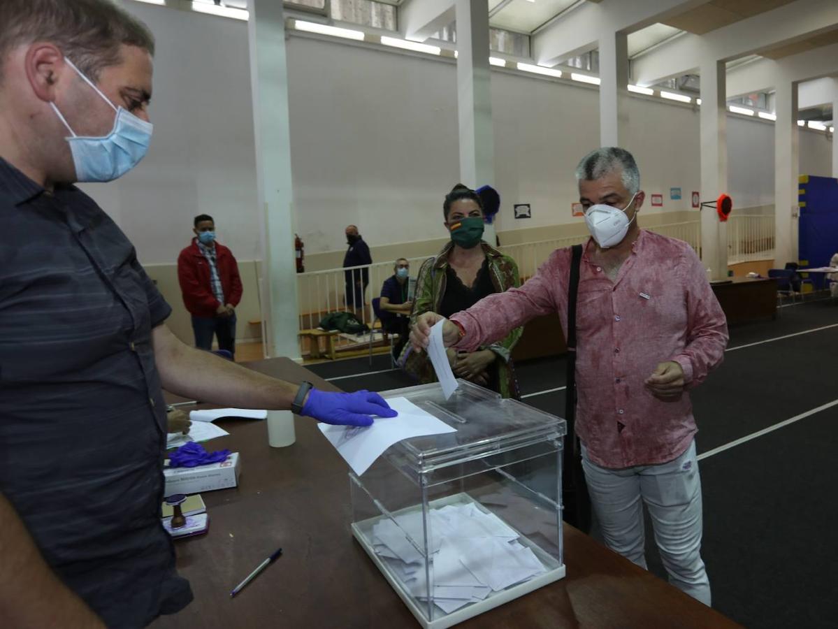 El candidato de VOX Nico Gutiérrez ha votado junto a la portavoz del grupo en el Congreso Macarena Olona, Basauri.