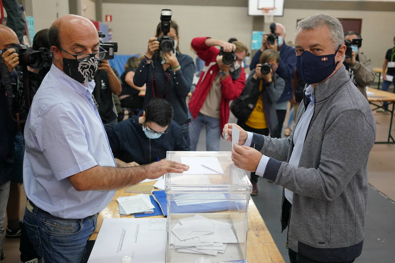 El lehendakari Iñigo Urkullu ha votado en el colegio Zabalarra de Durango, a las 9.30 horas. 