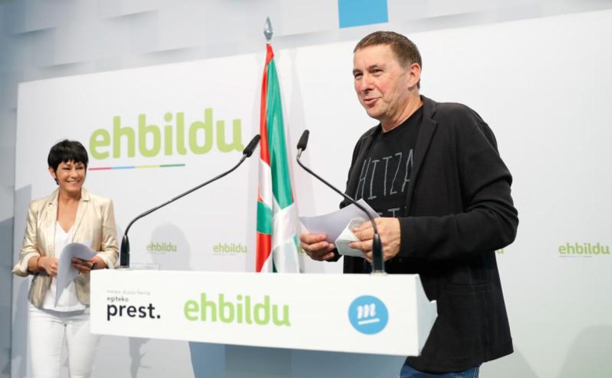 Maddalen Iriarte y Arnaldo Otegi, este lunes. 