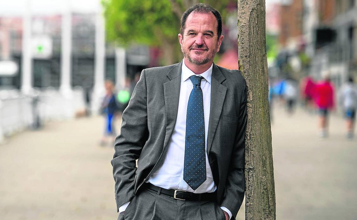 El candidato de la coalición PP+Cs, Carlos Iturgaiz, en una pausa de la campaña electoral. 