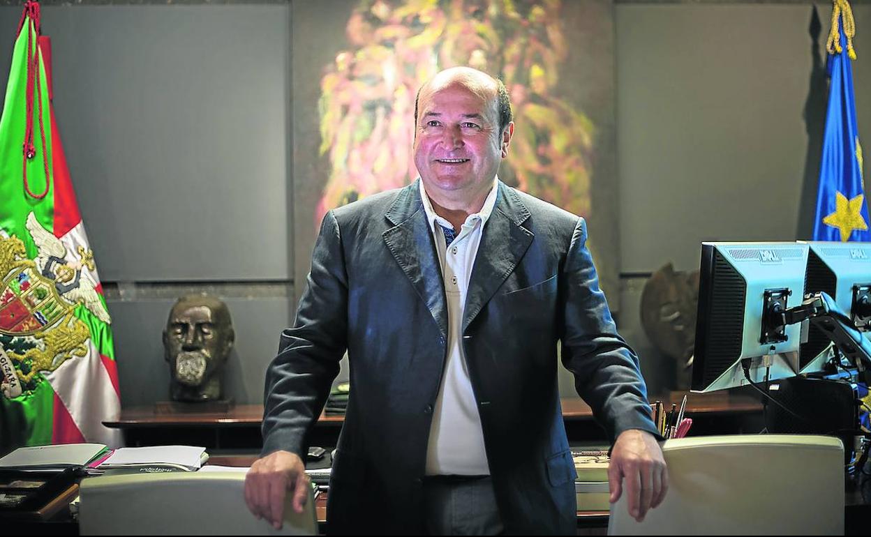 El presidente del PNV, Andoni Ortuzar, sonriente en su despacho de Sabin Etxea. 