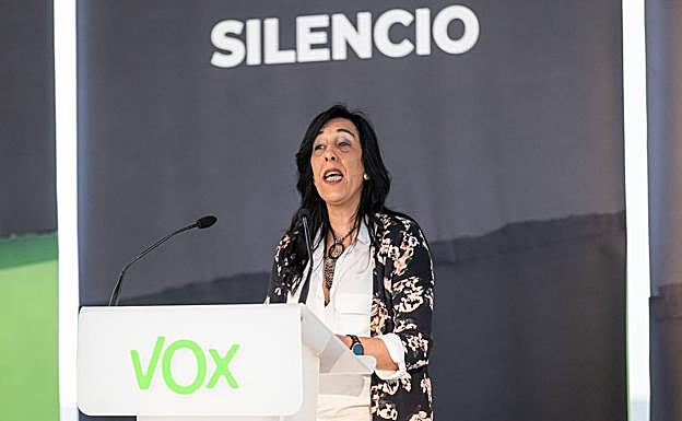 La parlamentaria electa de Vox por Álava, Amaia Martínez, en un acto durante la campaña. 