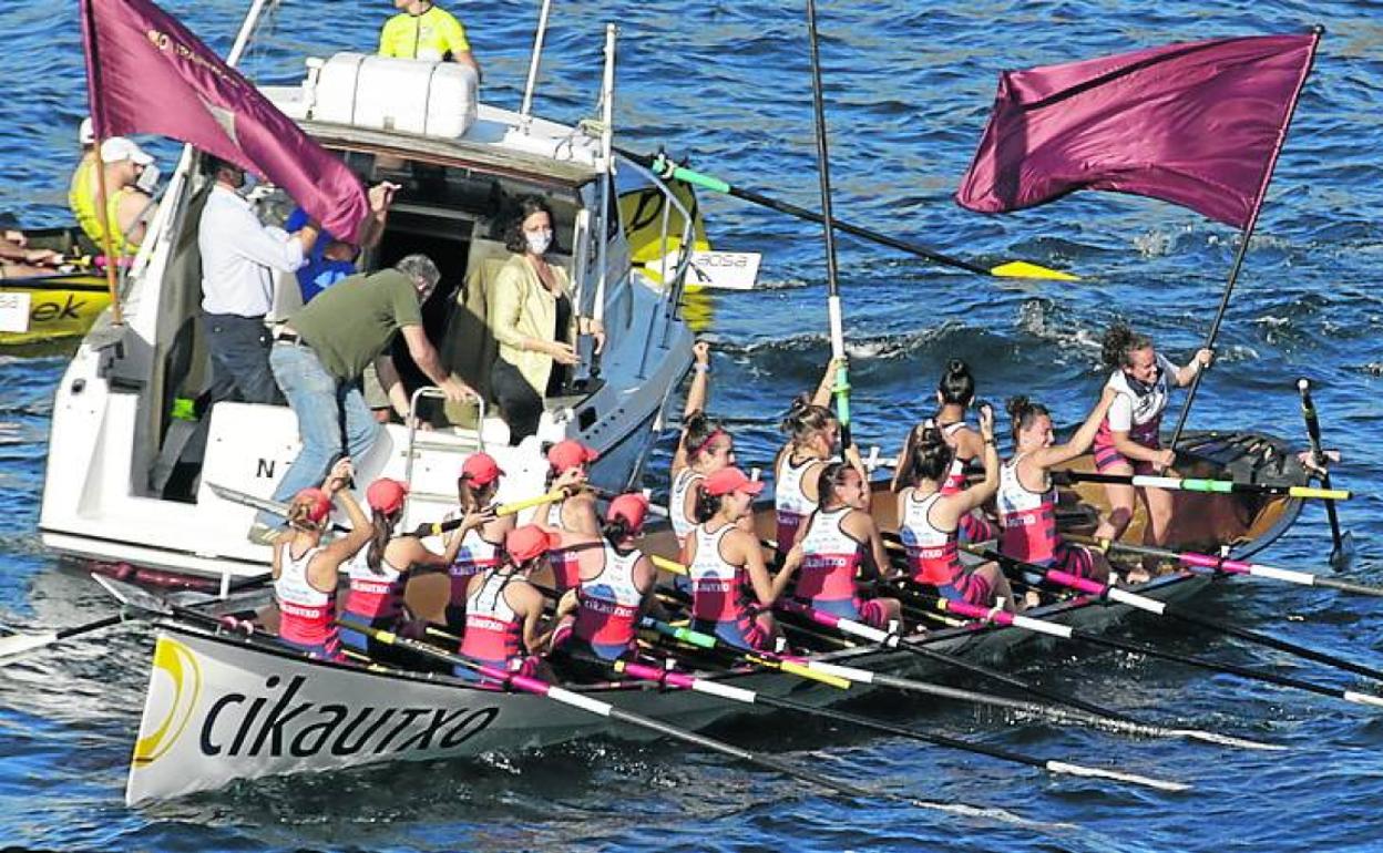 La patrona de Ondarroa, Nagore Osoro, ondea la ikurriña. 