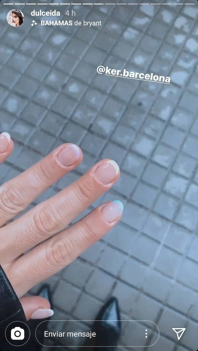 Dulceida fue una de las primeras en apuntarse a la manicura francesa en versión multicolor. Una de las tendencias de uñas que más estamos viendo estos meses de calor
