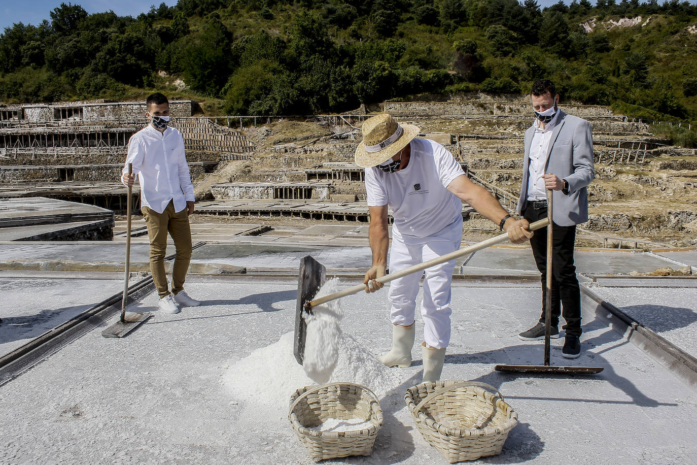 Jon Gil (Aspaldiko) observa cómo recoge la sal Edorta Loma. 