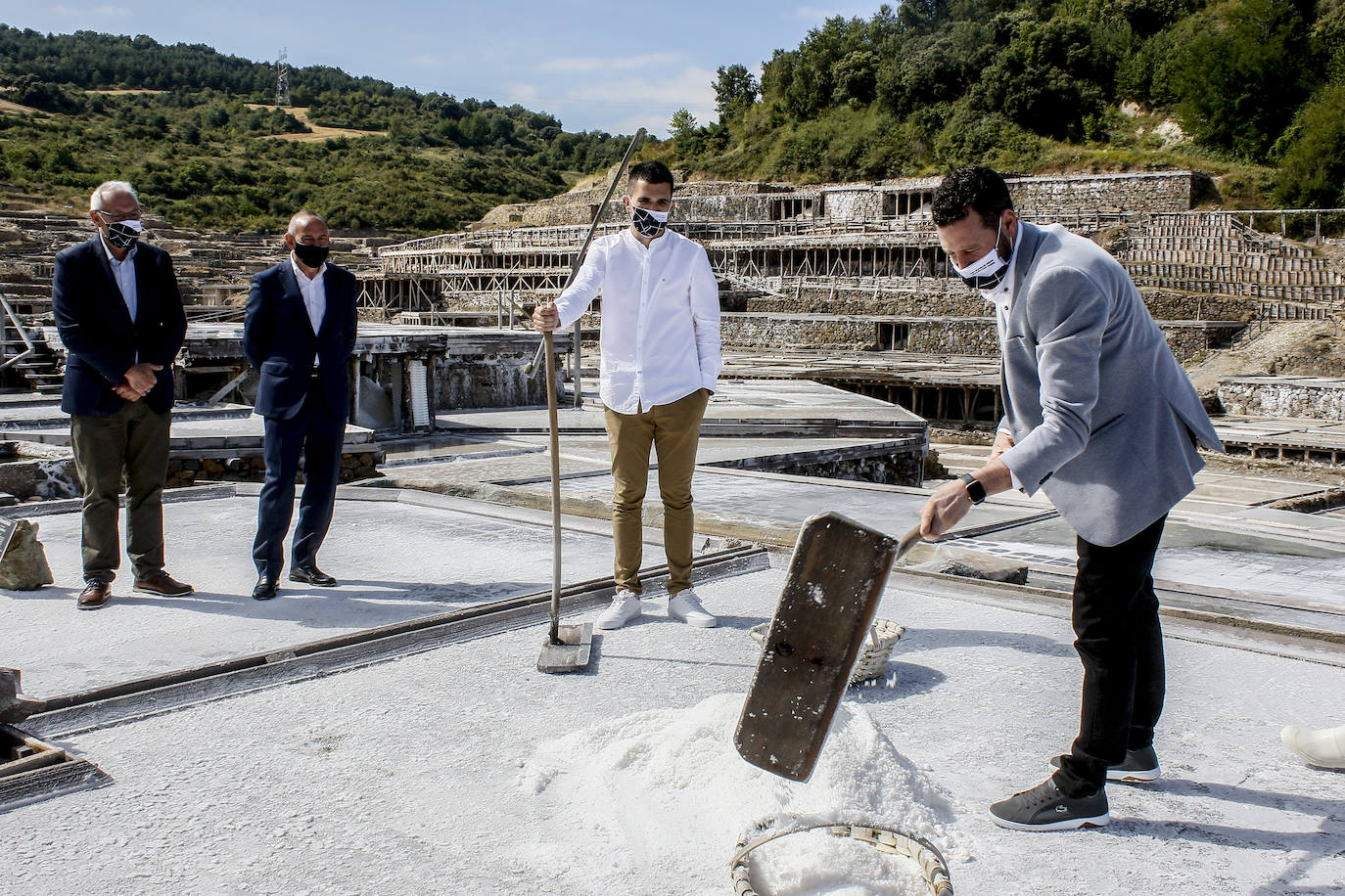 Luis Hernani recoge la sal ante la antenta mirada de Jon Gil, Ramiro González y Daniel Solana.