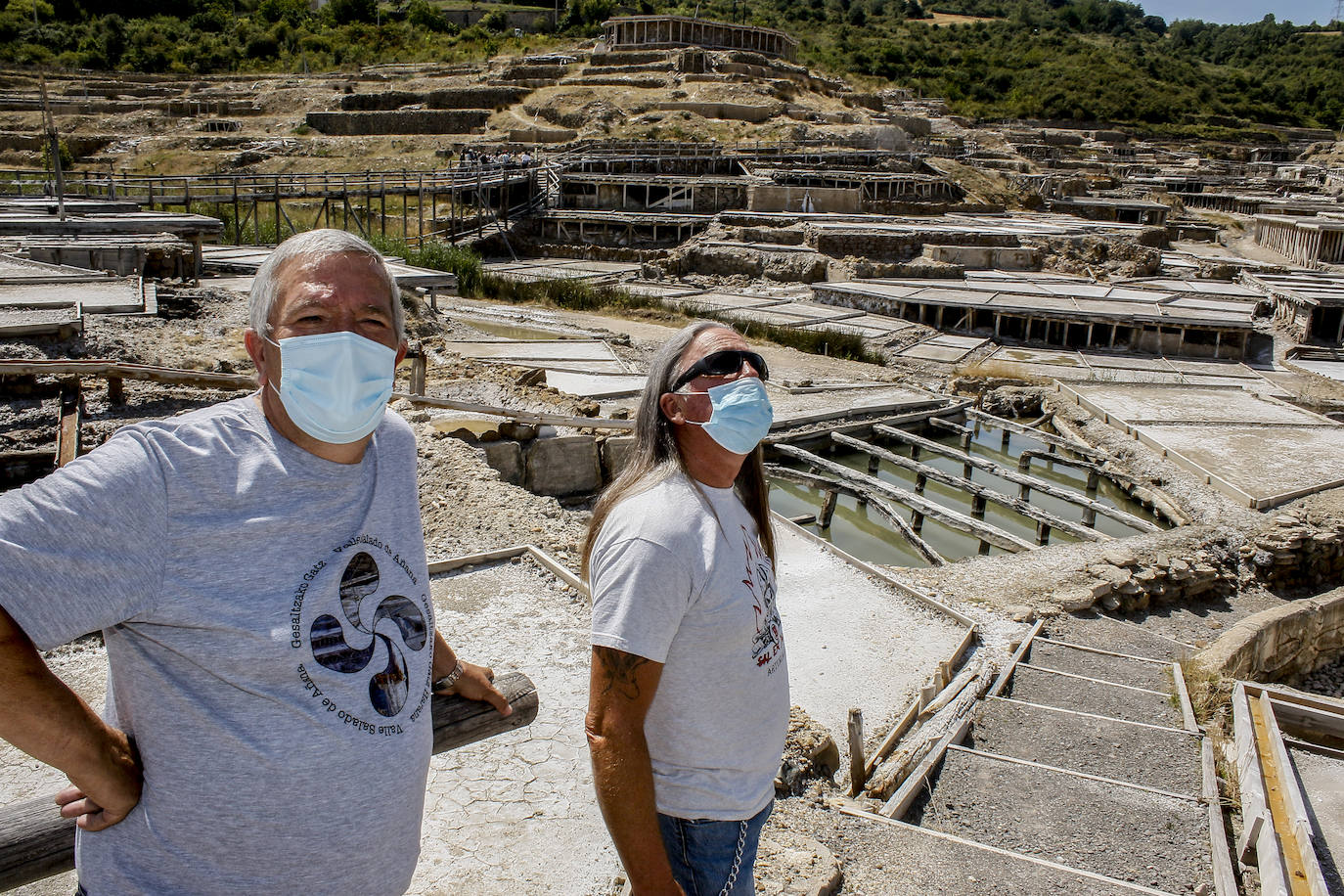 Los salineros Arcadio Angulo y Clemente Pérez de Nanclares, durante la inauguración.