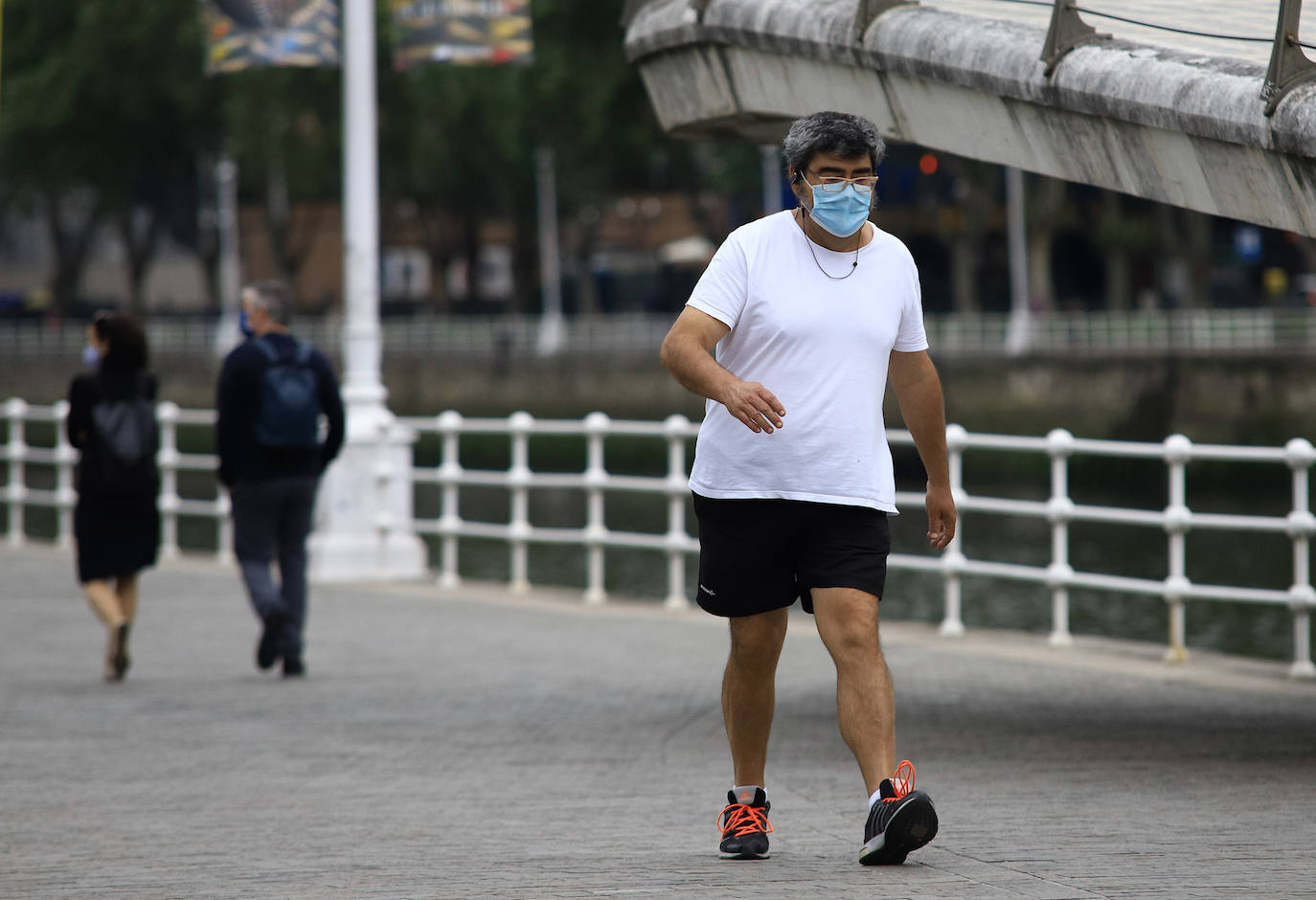 Fotos: Primer día de mascarilla obligatoria en Bizkaia