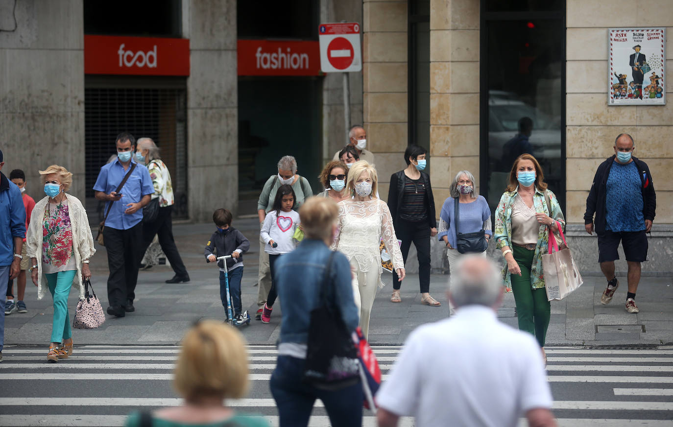 Fotos: Primer día de mascarilla obligatoria en Bizkaia