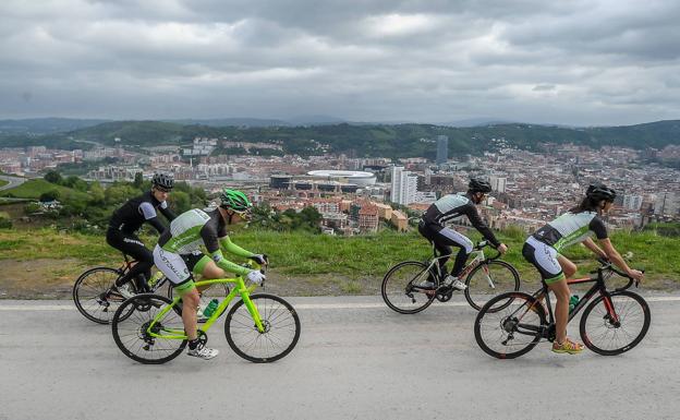 Ciclistas en las rampas de Arraiz.